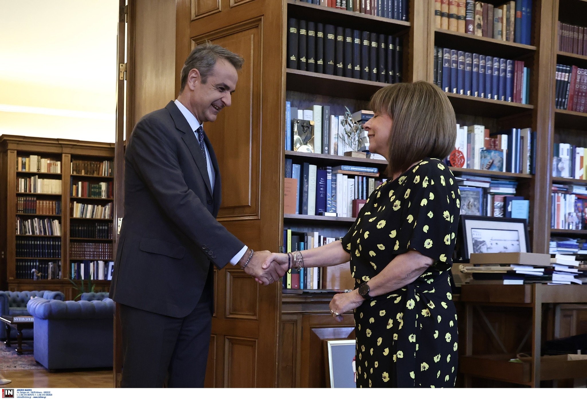 Μητσοτάκης σε Σακελλαροπούλου: Παραμένουμε προσηλωμένοι στο μέτωπο της τιθάσευσης των τιμών