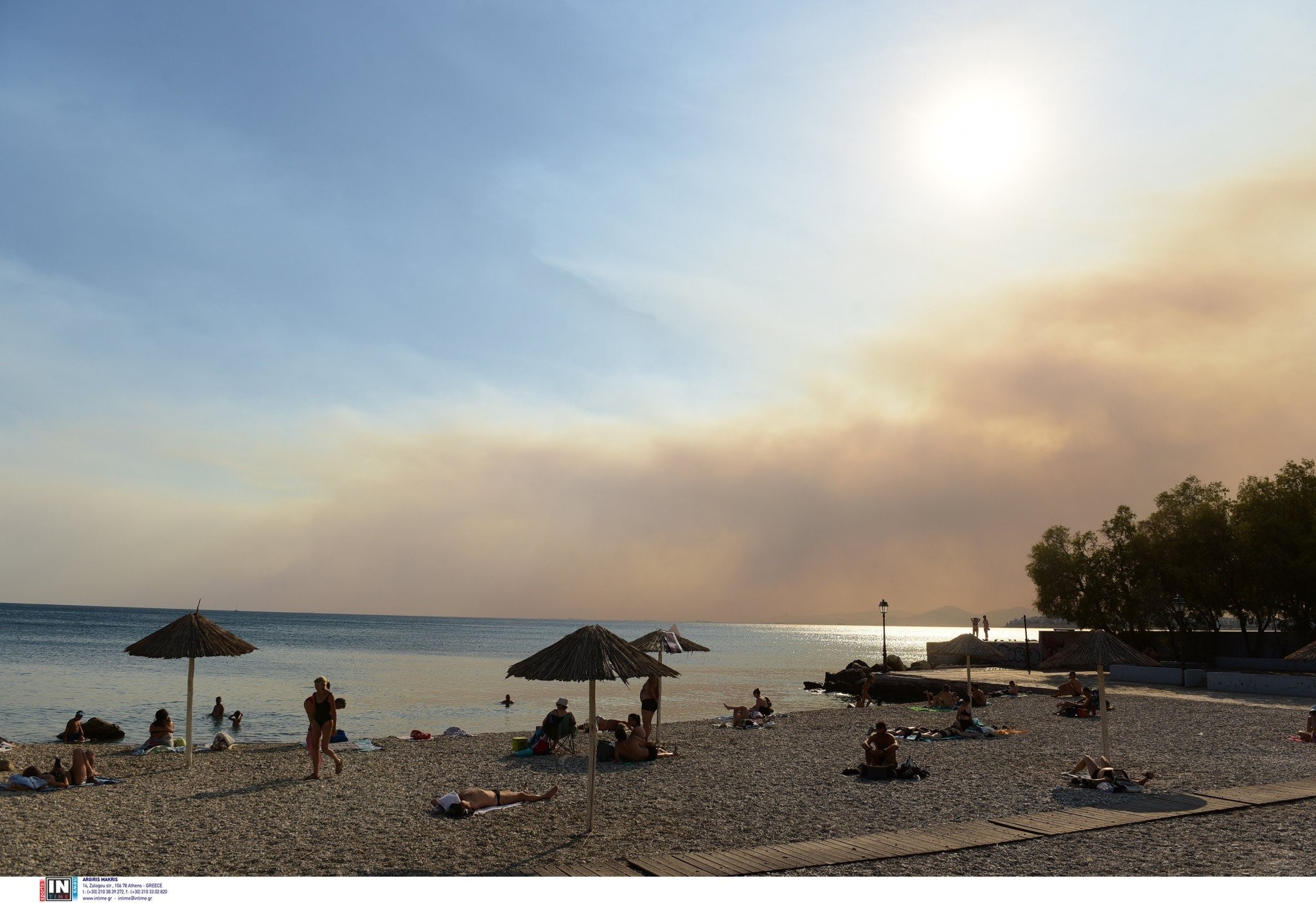 Φωτιά στην Εύβοια: Δυστοπικές εικόνες με τους καπνούς στην παραλία του Φλοίσβου