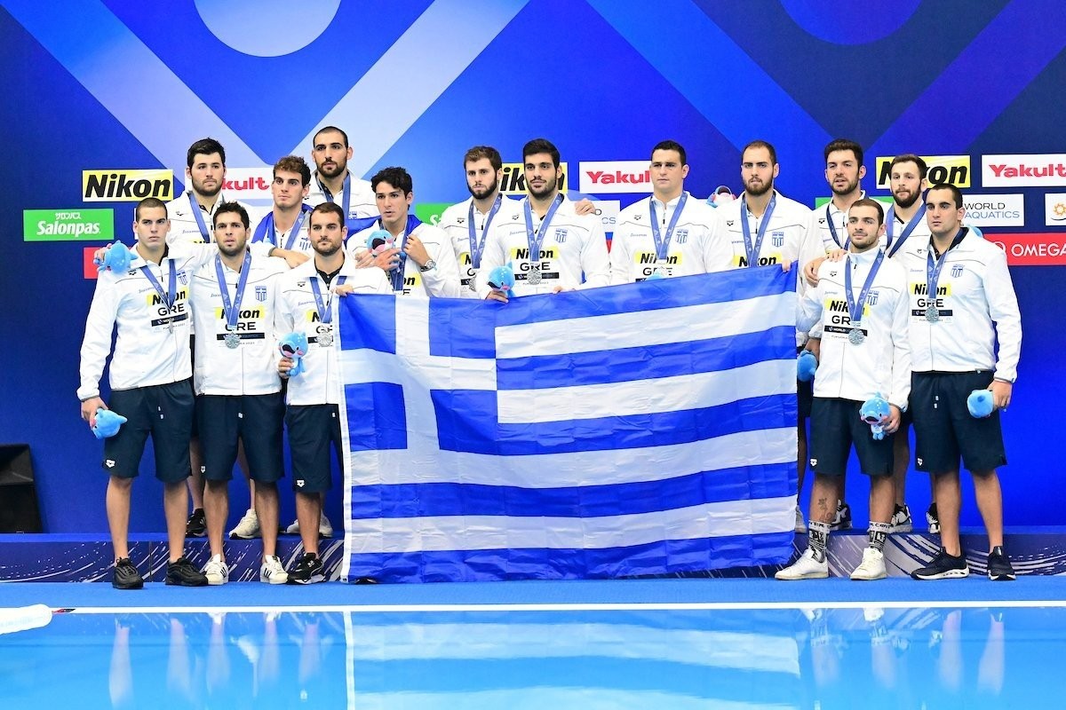Οι Έλληνες πολίστες σε δουλειά εκτός πισίνας: Σήκωσαν αμάξι για να περάσει το λεωφορείο τους [vid]