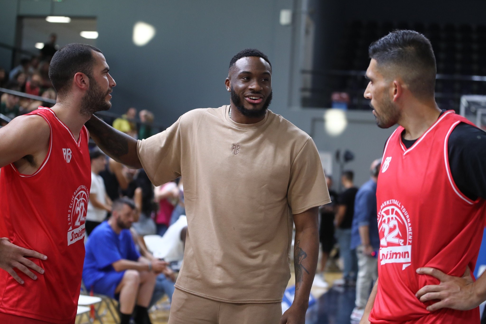 Ο Θανάσης Αντετοκούνμπο στο πλευρό των Ελλήνων διεθνών πριν τον «τελικό» με Αυστραλία [vid]