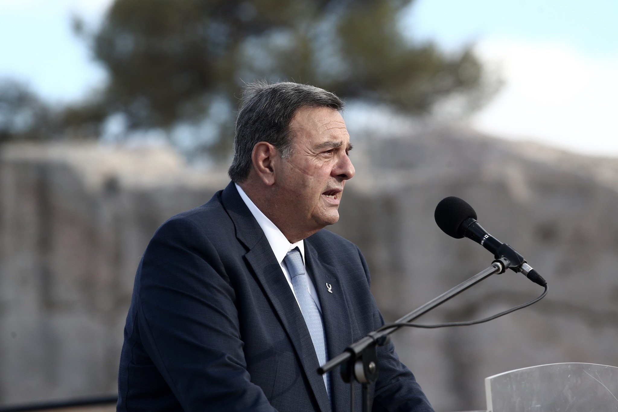 Περιπέτεια για τον Ισίδωρο Κούβελο - Έπεσε και χτύπησε ελαφρά στο κεφάλι