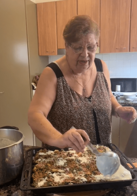 Σούπερ Ελληνίδα γιαγιά τρελαίνει το TikTok - Viral το βίντεο με το παστίτσιο