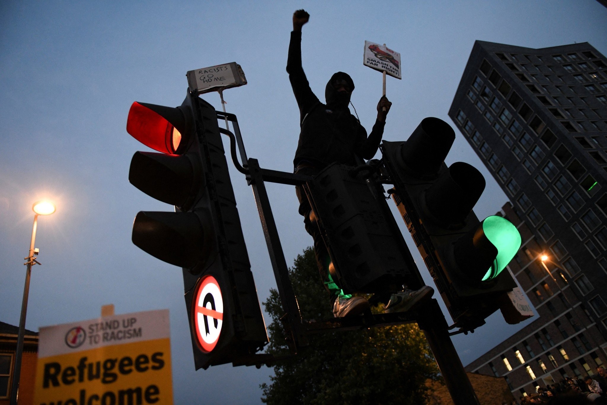 «Όχι σε ακροδεξιά και φασισμό»: Χιλιάδες άτομα στους δρόμους αντιδρούν στις ταραχές στη Βρετανία