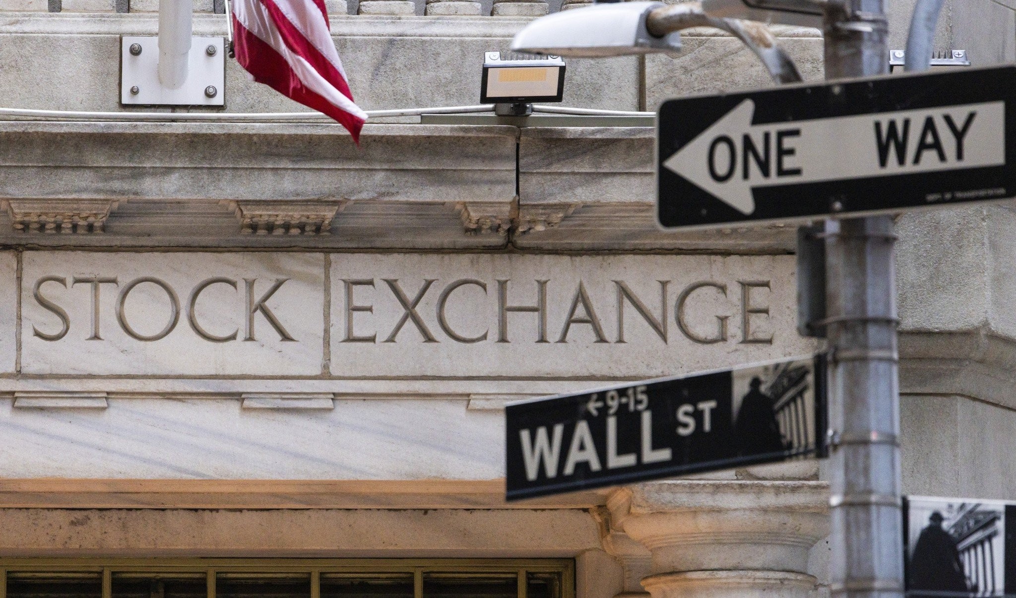 Η Wall Street στη δίνη παγκόσμιου sell - off: «Βουτιά» 1.000 μονάδων για τον Dow Jones
