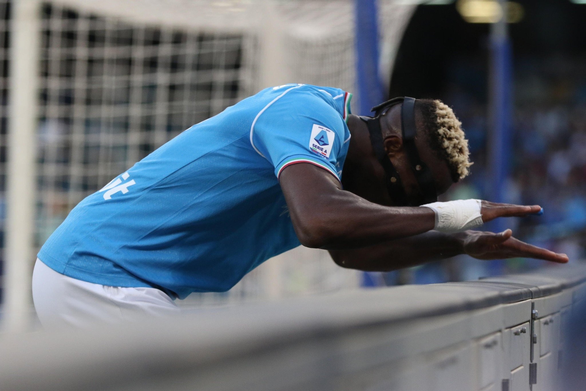 Για... νυχτοπερπατήματα και καυγά κατηγορείται ο Βίκτορ Όσιμεν