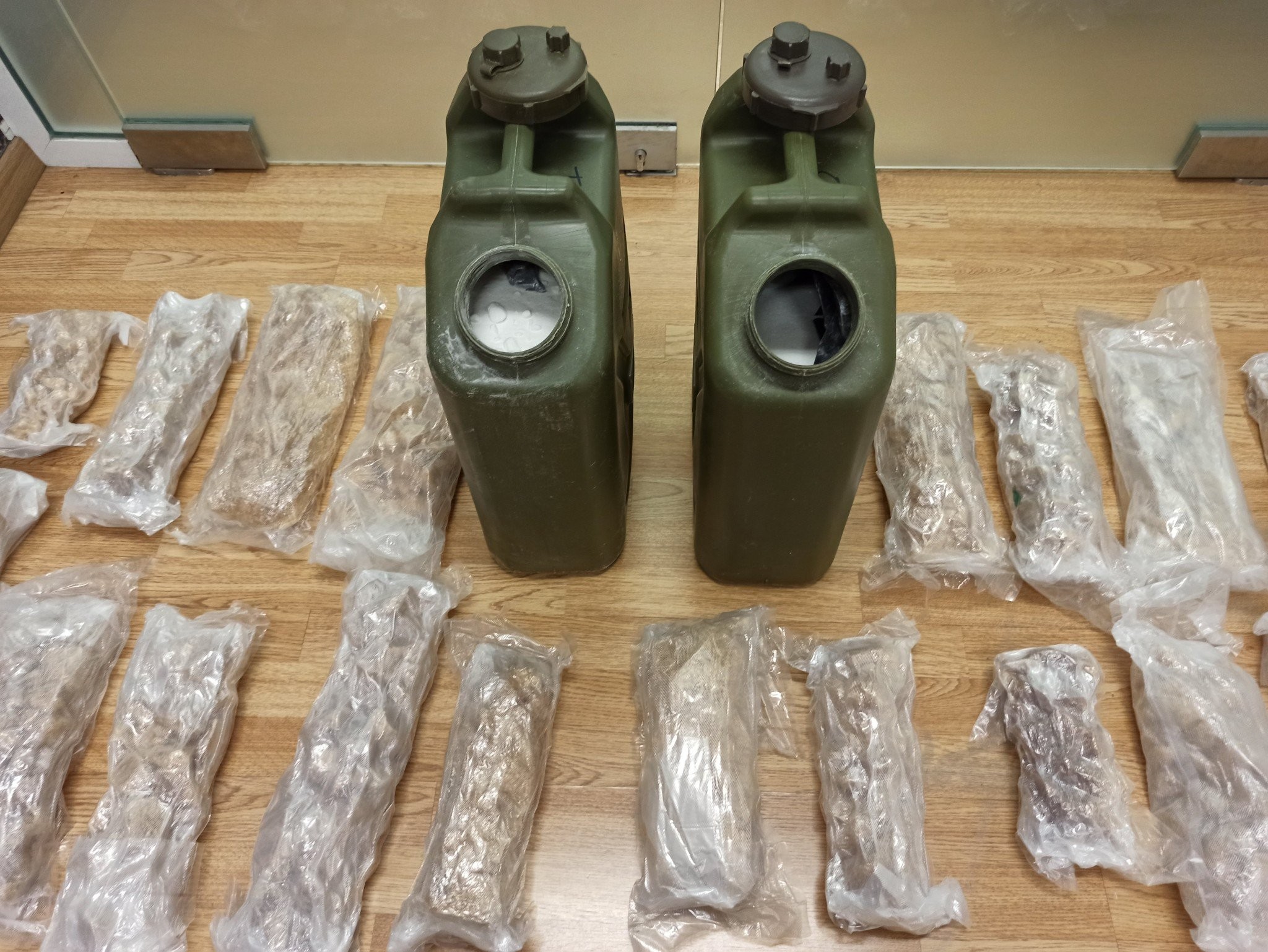 Ναρκωτικά σε μπιτόνια μέσω Ελλάδας στο Ισραήλ  - Πώς δρούσε το διεθνές κύκλωμα