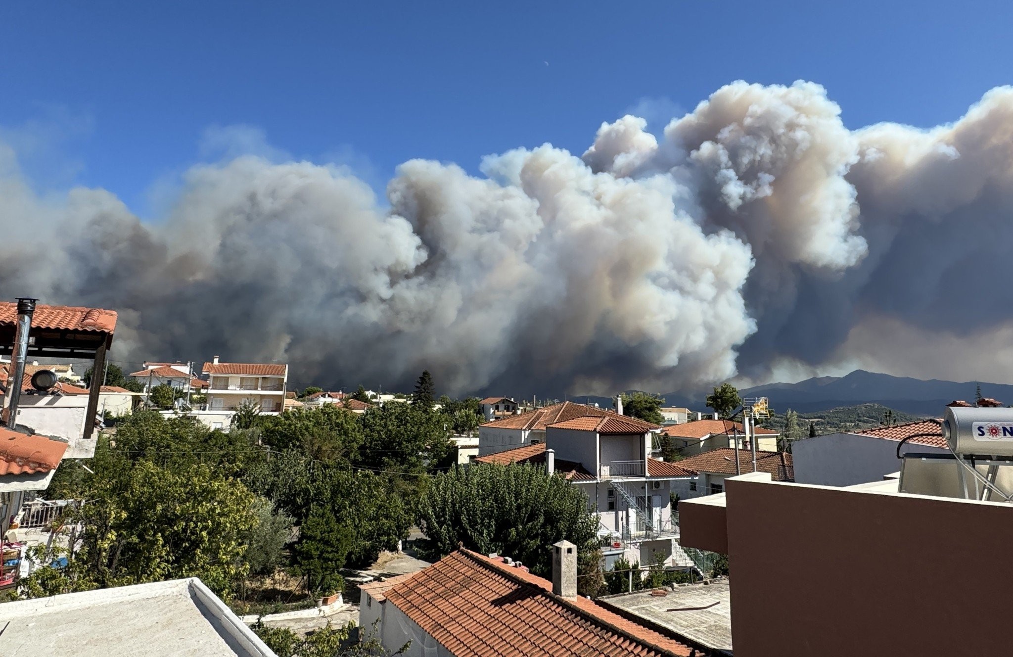 Βαρνάβας: Πάνω από 25 μέτρα οι φλόγες - Περιορίστηκε η φωτιά στα Μέγαρα - Κάηκαν σπίτια