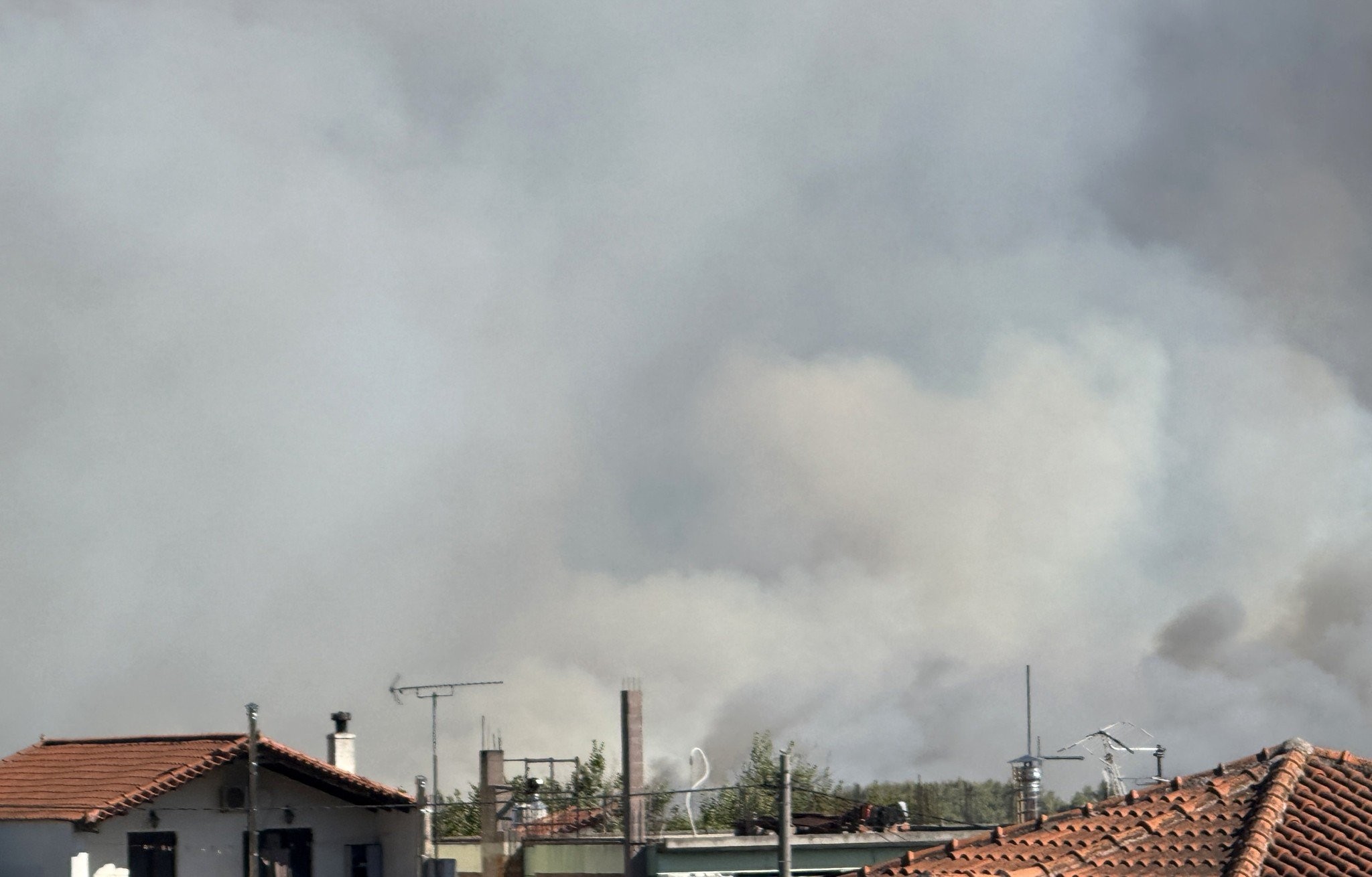Φωτιά στον Βαρνάβα: Τι πρέπει να κάνουμε για να μην εισπνέουμε καπνό και στάχτες