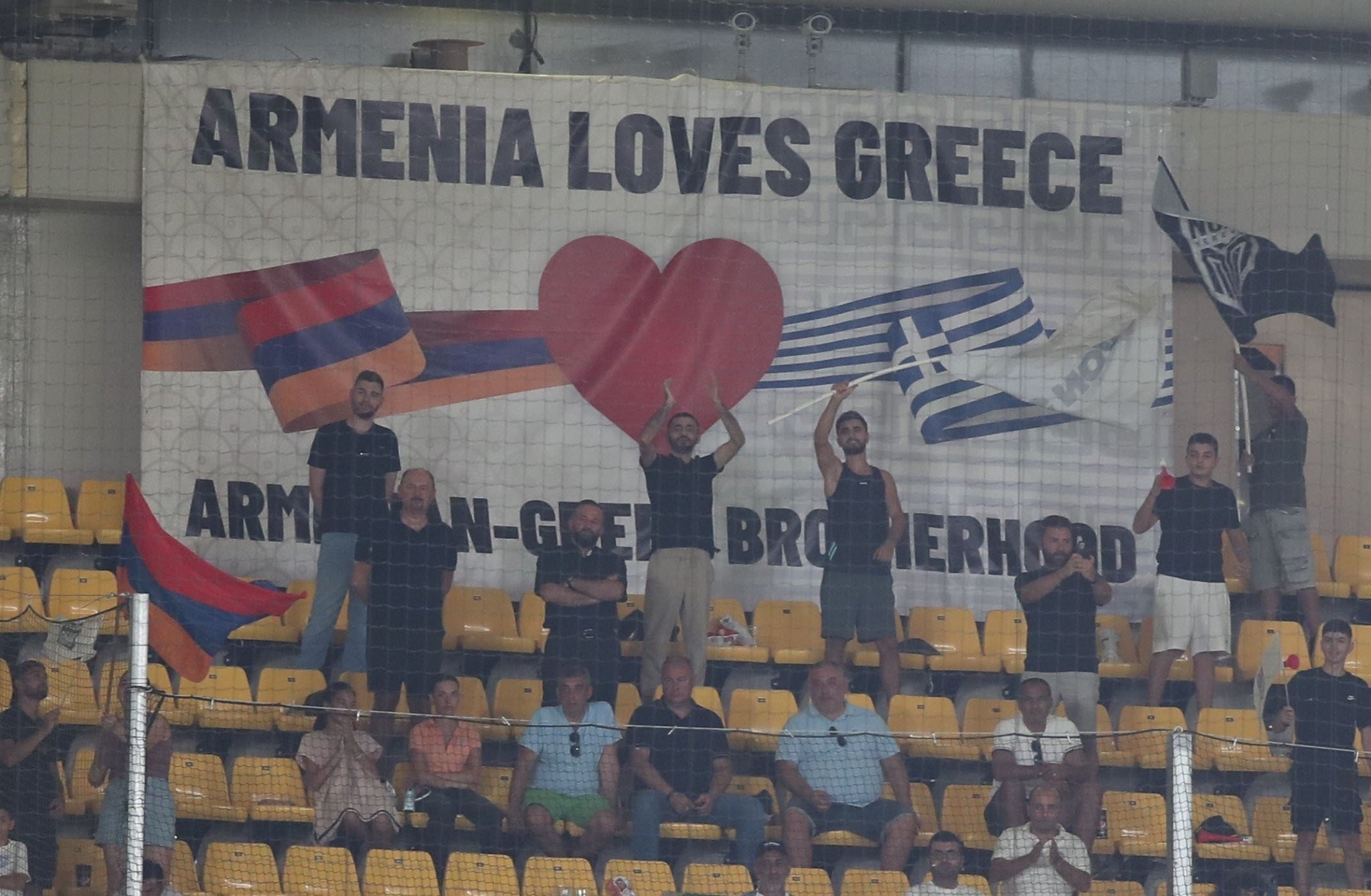 Μήνυμα αδελφοσύνης από τους οπαδούς της Νόα: «Η Αρμενία αγαπάει την Ελλάδα»