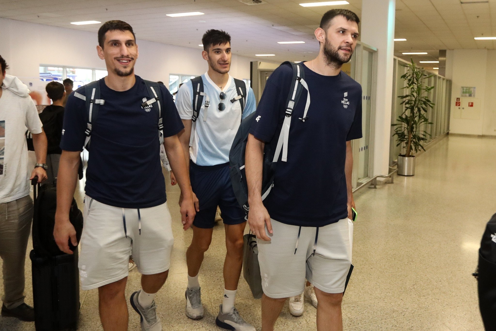 Επέστρεψε στην Ελλάδα η Εθνική ομάδα μπάσκετ - Χαμόγελα και αποθέωση από τον κόσμο [vid]