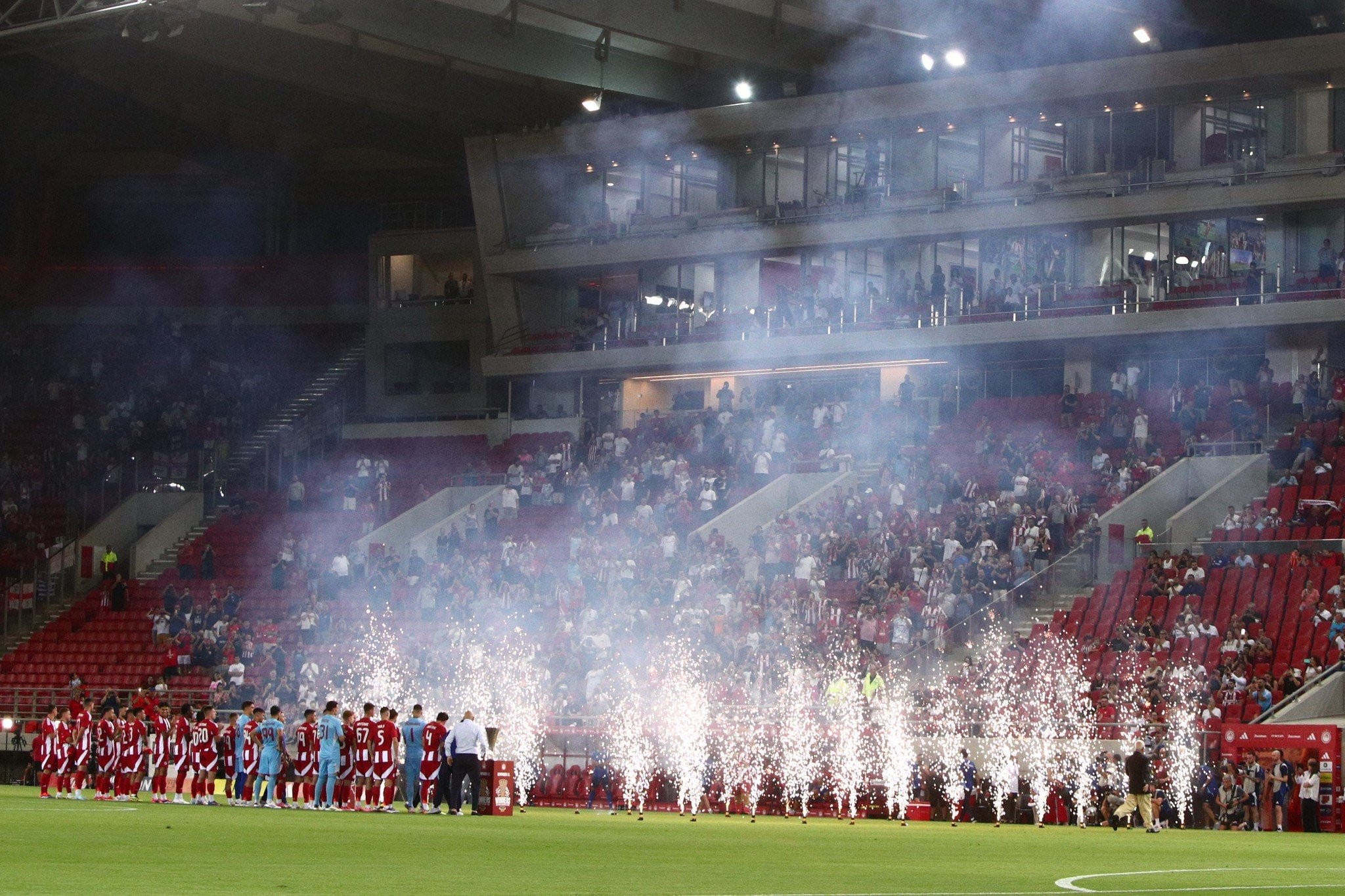 Ολυμπιακός: Από τον γύρο της Ελλάδας στο Καραϊσκάκη τα τρόπαια του Conference και Youth League [vid]