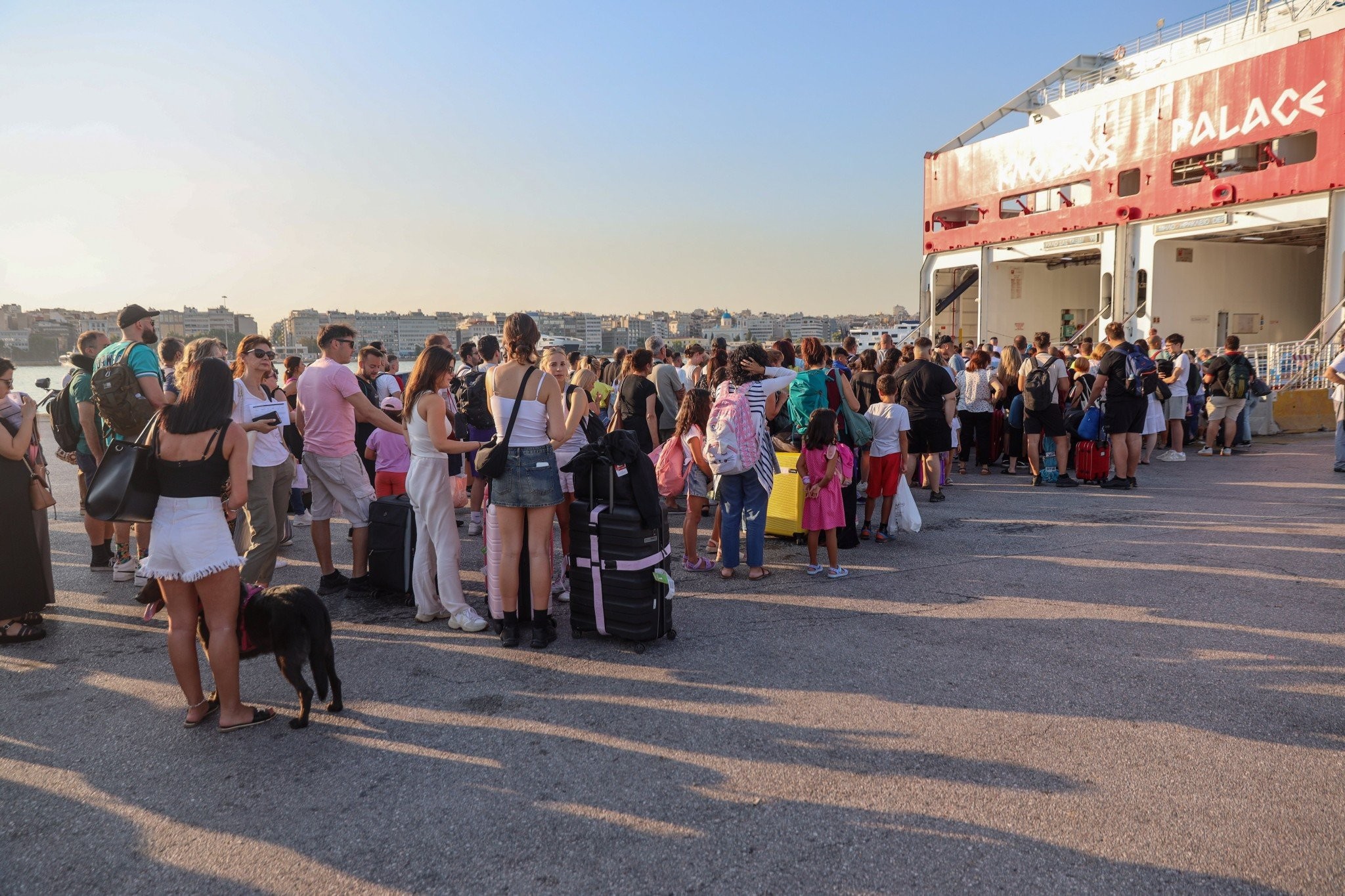 Φεύγουν και οι τελευταίοι αδειούχοι του Δεκαπενταύγουστου - Ουρές εκδρομέων στα λιμάνια της Αττικής