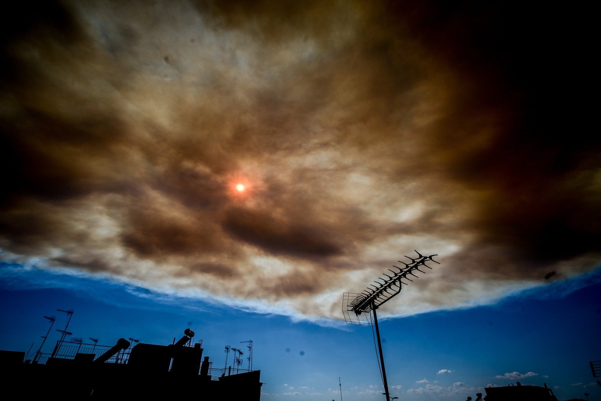 Φωτιά στην Αττική: Οδηγίες προφύλαξης από τον καπνό - Ποιοι κινδυνεύουν, τι λένε οι ειδικοί