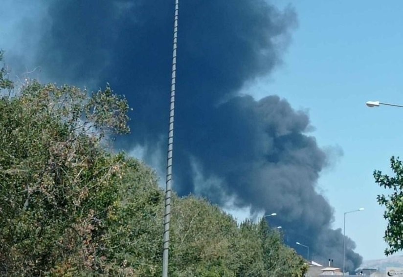 Φωτιά τώρα σε επιχείρηση ανακύκλωσης στη Λάρισα - Ήχησε το 112
