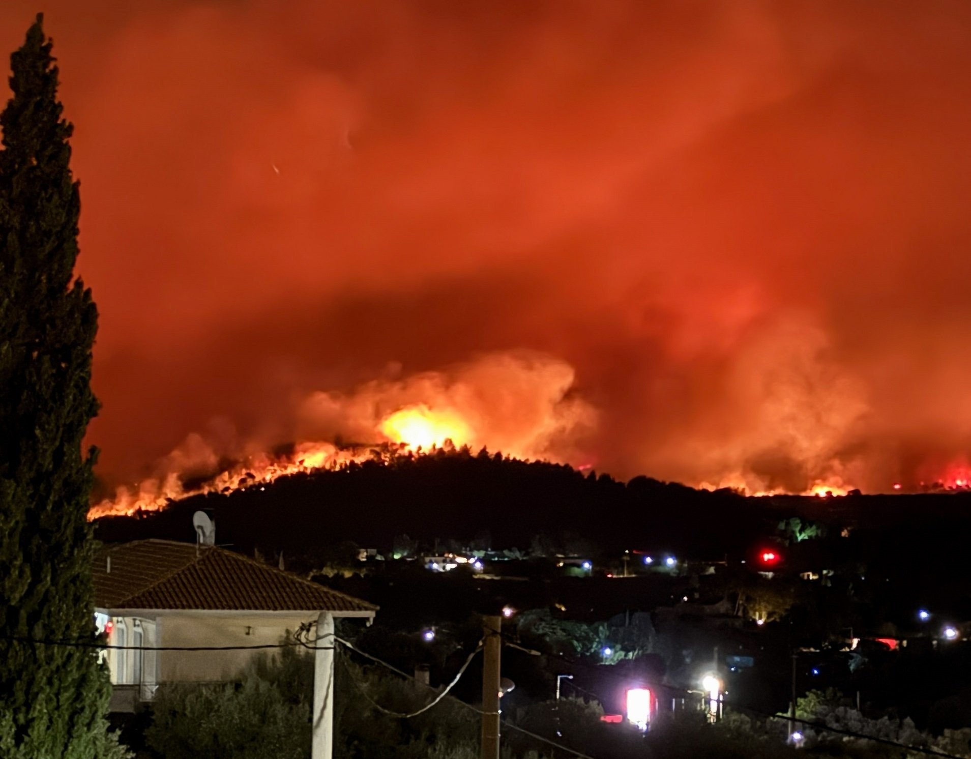 Η Αττική φλέγεται: Πύρινος εφιάλτης πλησιάζει την Αθήνα - Λεπτό προς λεπτό οι εξελίξεις