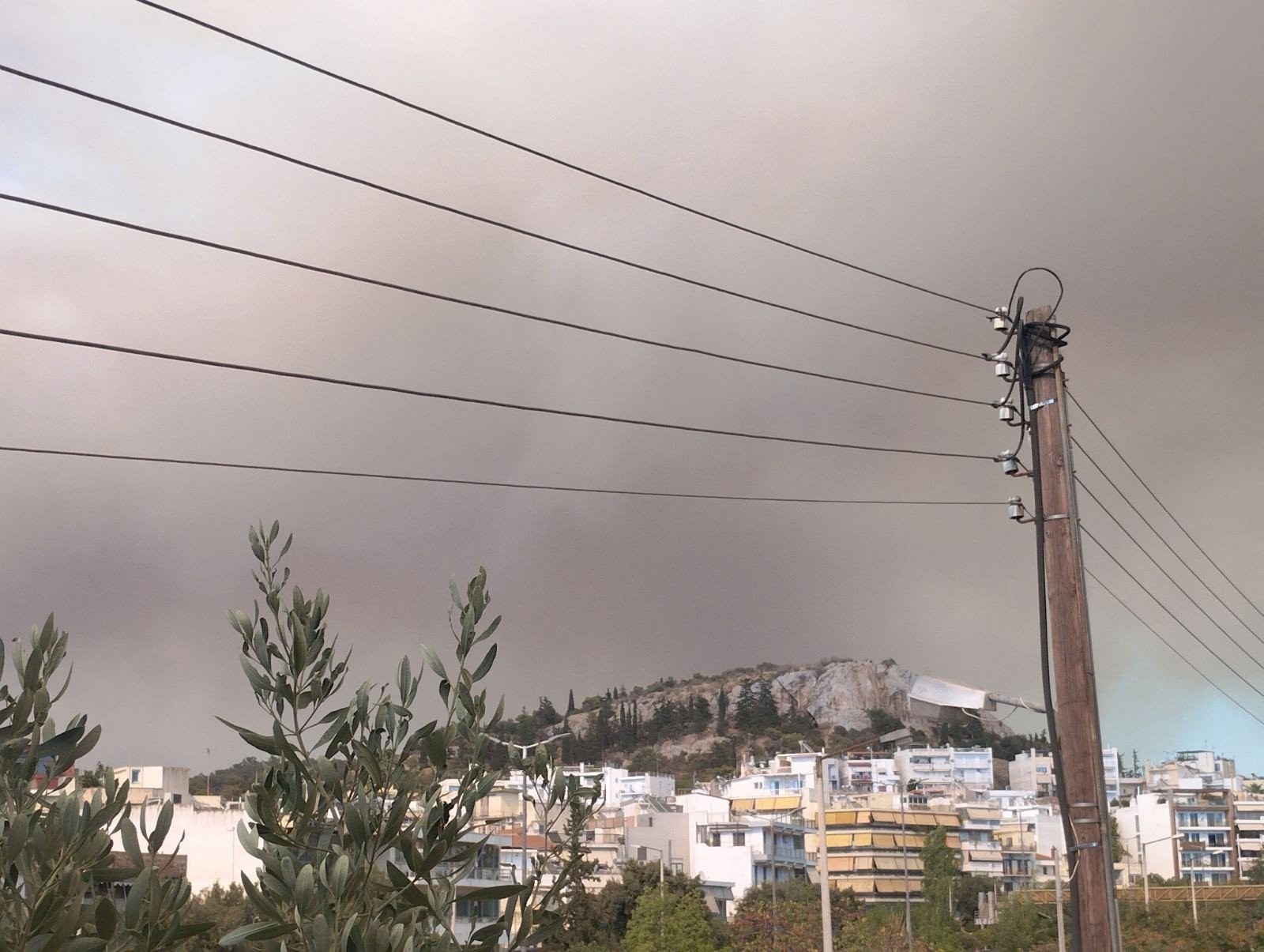 Εικόνες αποκάλυψης στην Αττική - Οι καπνοί από τη φωτιά στον Βαρνάβα «μαύρισαν»  τον ουρανό