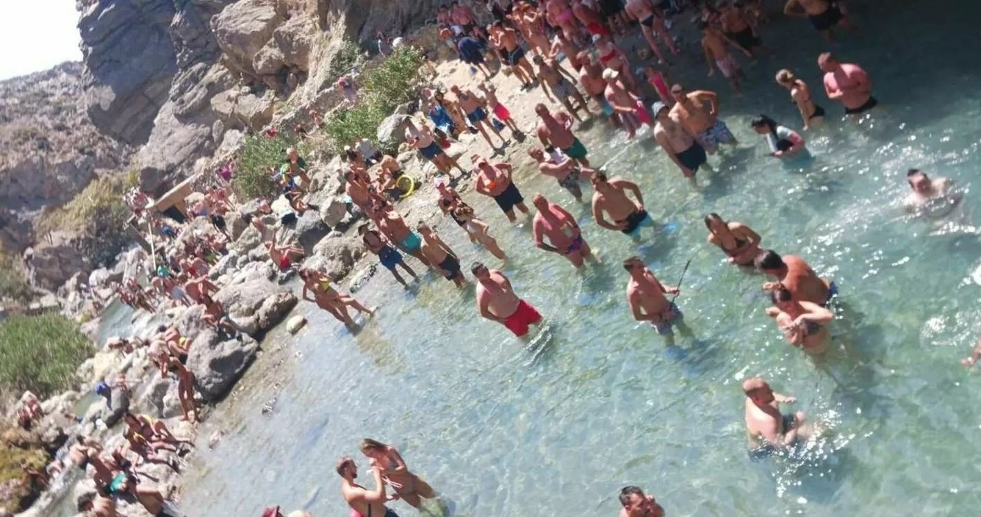 Τουρίστες... σαν κοπάδι προβάτων: Εικόνες παροξυσμού στις πηγές του Κουρταλιώτη!