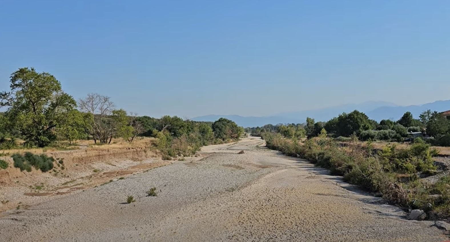Τρίκαλα: «Στέγνωσε» ο Πηνείος – Έκαναν την κοίτη δρόμο