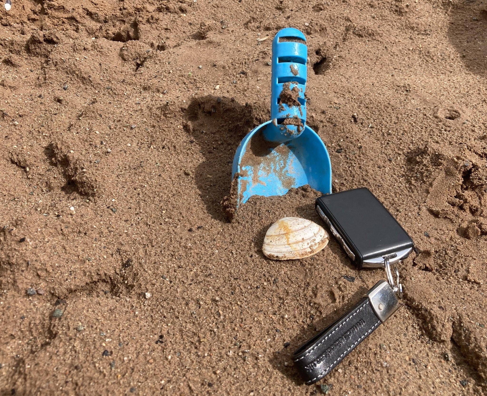 Πέντε τρόποι για να μην χάσεις τα κλειδιά του αυτοκινήτου στην παραλία