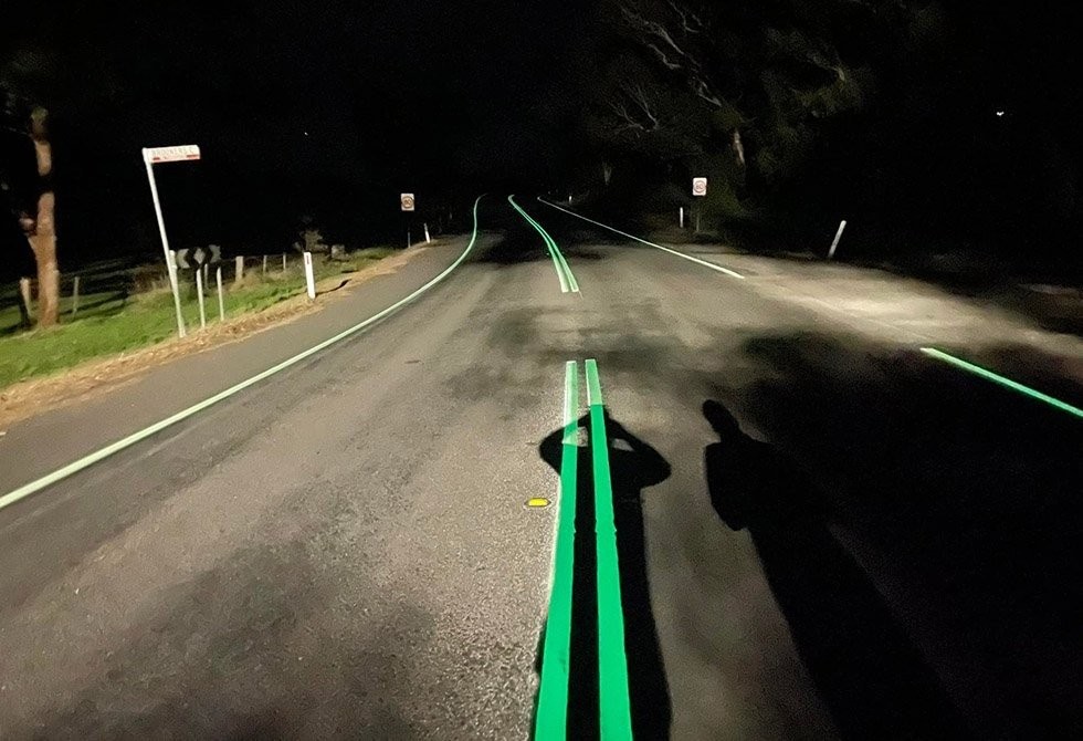 Διαγράμμιση δρόμων που λάμπει στο σκοτάδι