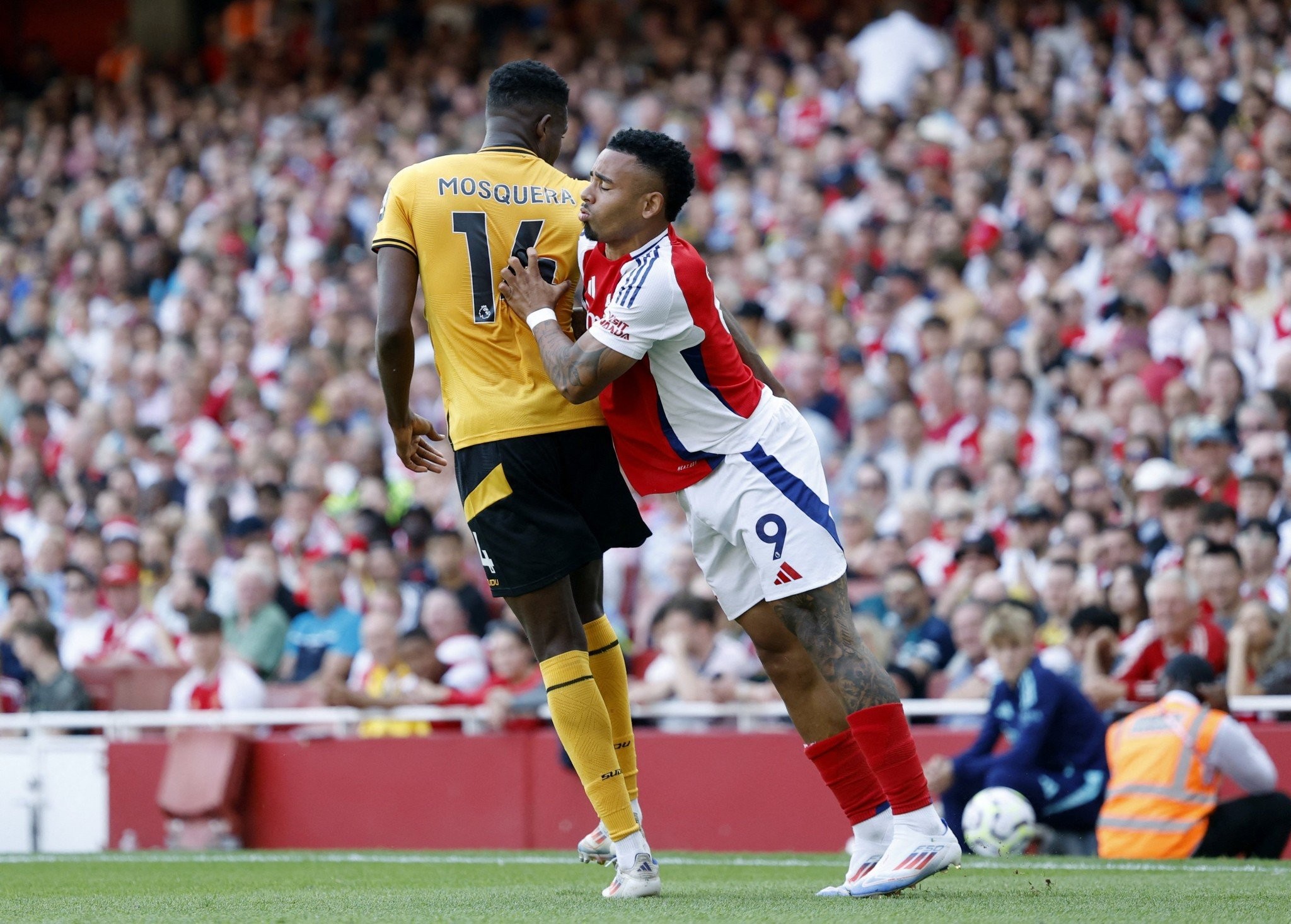 Ο Μοσκέρα έγινε viral στο Άρσεναλ - Γουλβς πιάνοντας τα... οπίσθια του Χεσούς [vid]