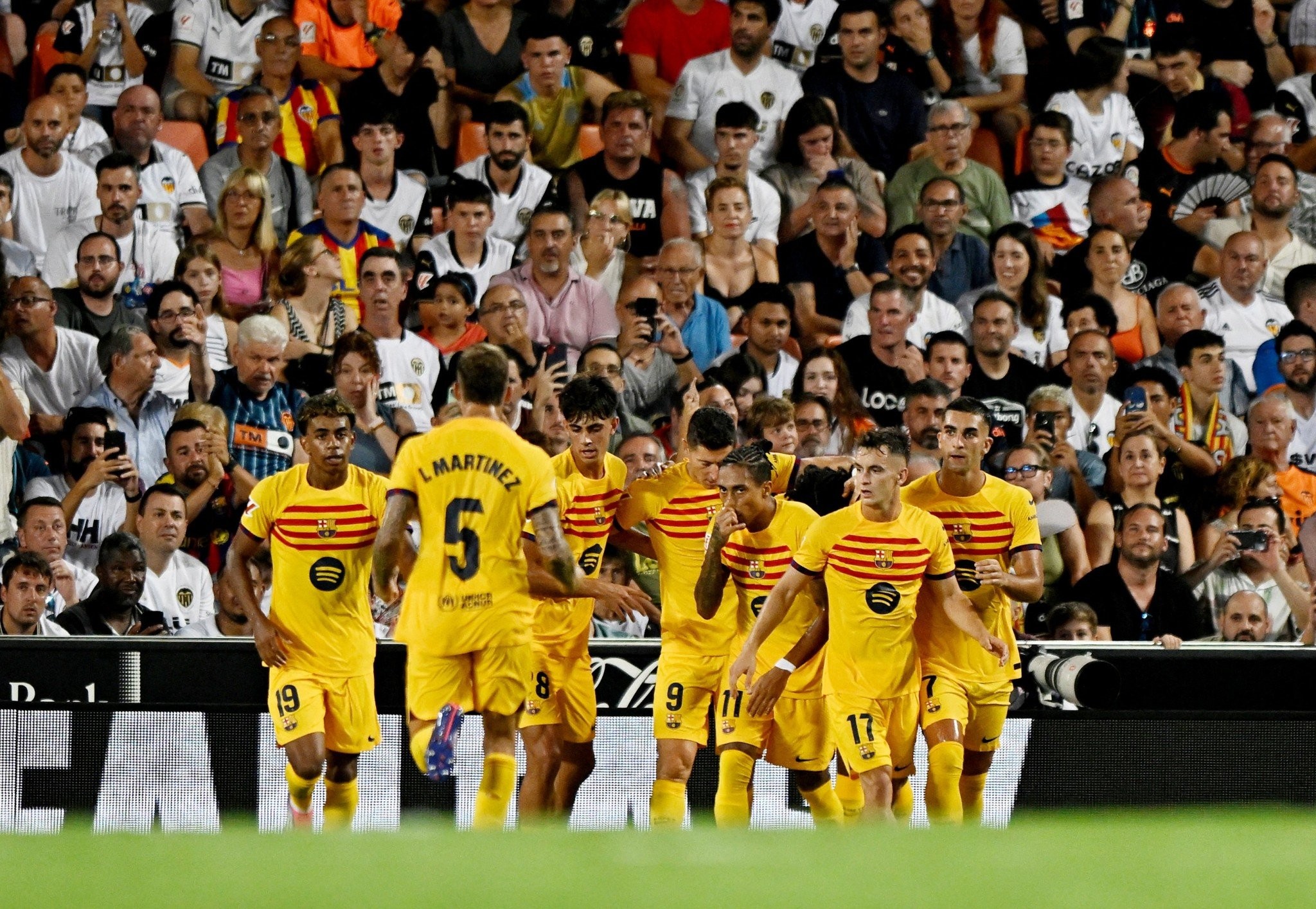 Η Μπαρτσελόνα με «ήρωα» τον Λεβαντόφσκι πήρε το «τρίποντο», 2-1 την Βαλένθια [vid]