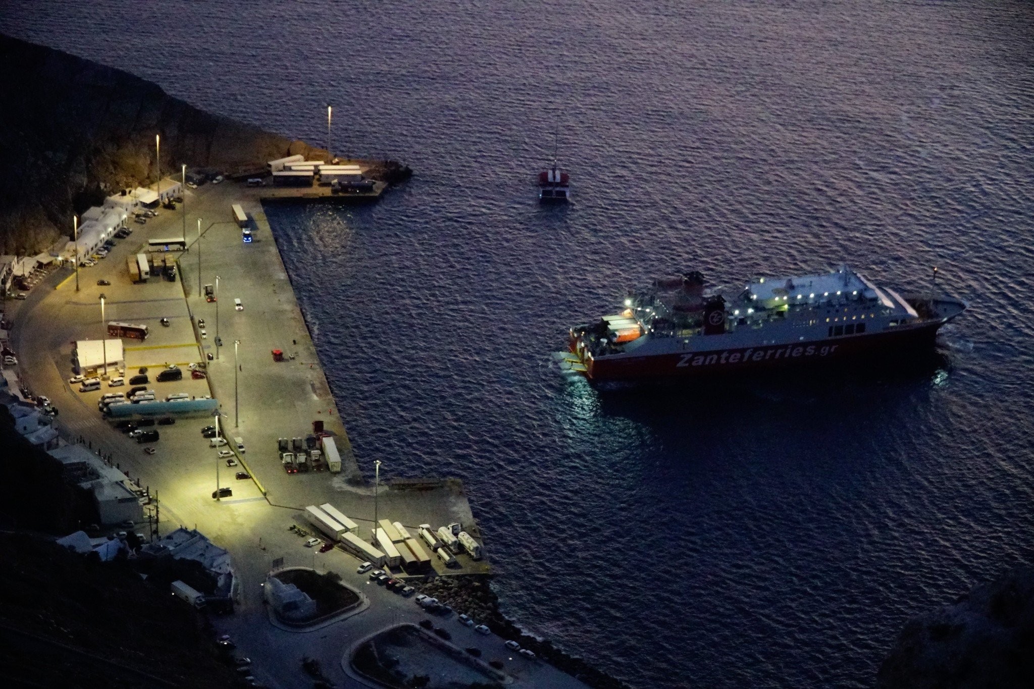 Σαντορίνη: Τραυματίστηκαν δύο επιβάτες κατά την αποβίβαση - Συνελήφθησαν ο πλοίαρχος και ο ύπαρχος