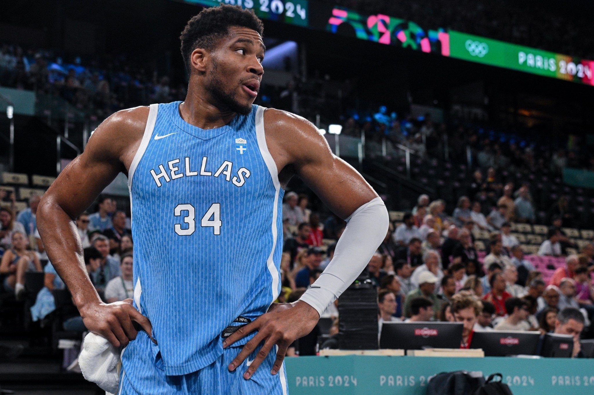 Ο Giannis διαφημίζει... υποτροφίες με ποσό-μαμούθ για χάρη του NBA και του WNBA [vid]