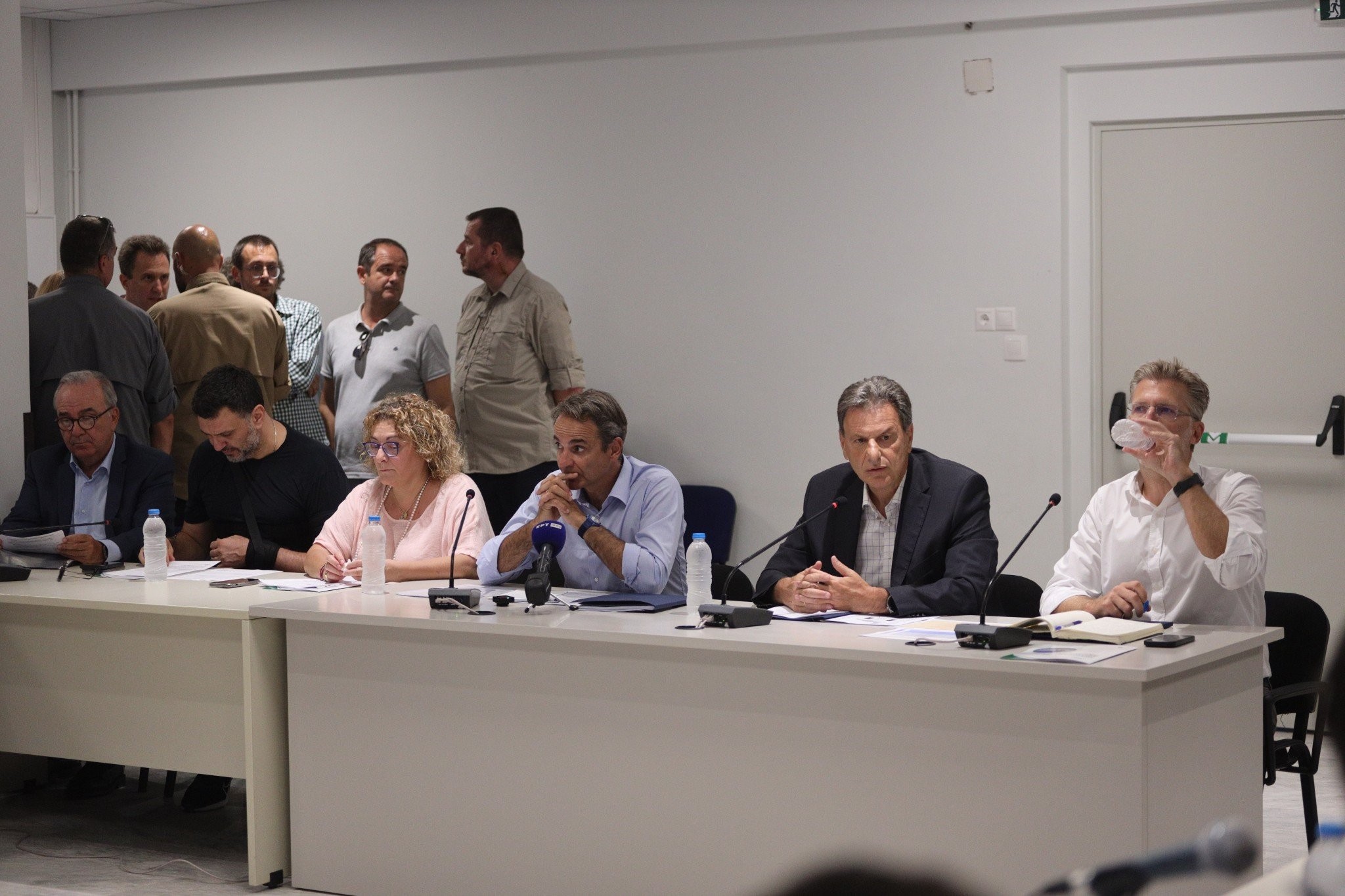 Ο Κυριάκος Μητσοτάκης στα καμένα της Πεντέλης - Σε εξέλιξη η σύσκεψη