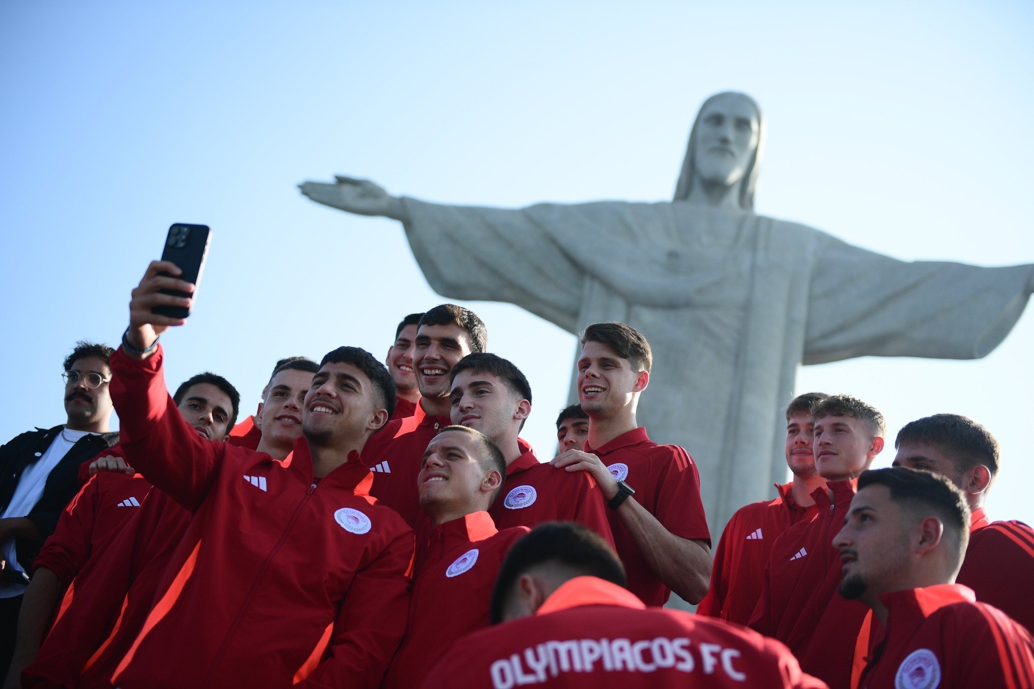 Η γνωριμία των Νέων του Ολυμπιακού με το Ρίο ντε Τζανέιρο πριν τη μάχη με την Φλαμένγκο [vid]