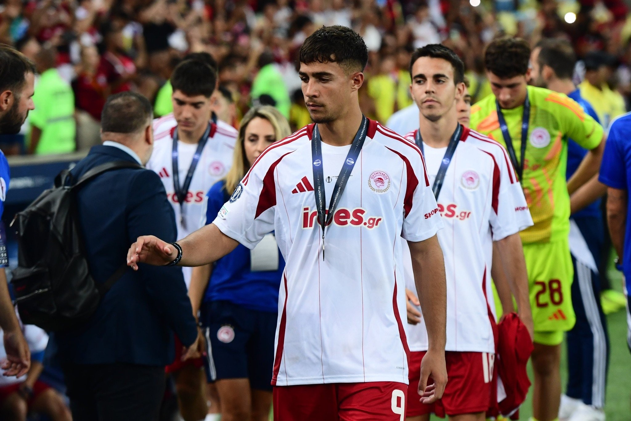 Κίνηση ανθρωπιάς από τους Νέους του Ολυμπιακού: Καθάρισαν τα αποδυτήριά τους μετά τον τελικό [vid]