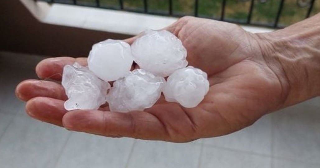 Ημαθία: Έντονη χαλαζόπτωση σε χωριά της Νάουσας - Έπεσε χαλάζι σε μέγεθος πέτρας