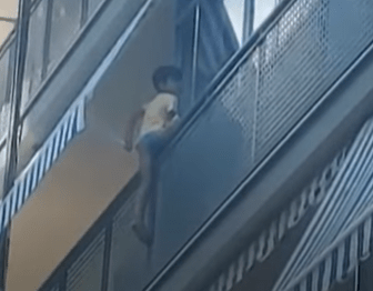 Περαστικός... ήρωας: Αγοράκι που κρεμόταν από μπαλκόνι σώθηκε στο παρά πέντε - Δείτε βίντεο