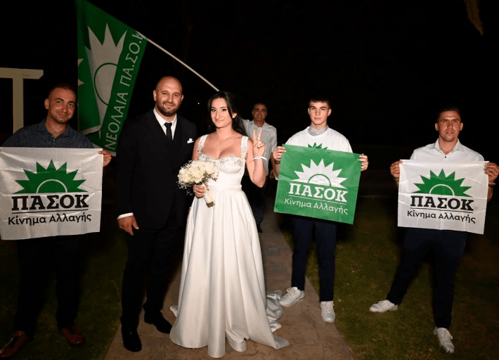 Γάμος με άρωμα ΠΑΣΟΚ στο Αγρίνιο: Πράσινες σημαίες, βεγγαλικά και... «Καλημέρα Ήλιε»
