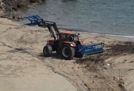 Απίστευτες εικόνες στην Νάξο: Μπουλντόντες «ρημάζουν» τις παραλίες στον «βωμό» των beach bar