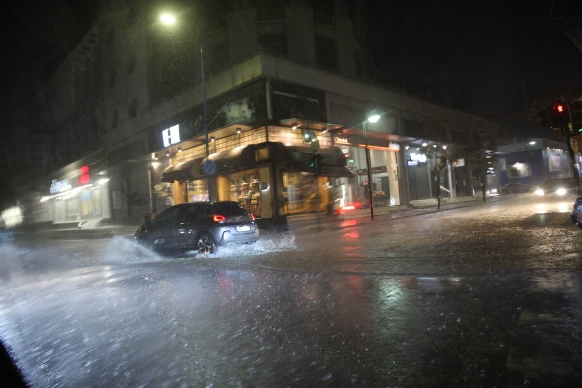 Η κακοκαιρία εξπρές σάρωσε τη Θεσσαλία - Δεκάδες κλήσεις στην Πυροσβεστική