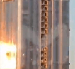 Τρομακτικό βίντεο: Η στιγμή που ουκρανικό drone πέφτει σε πολυώροφο κτίριο στη ρωσική πόλη Σάρατοφ