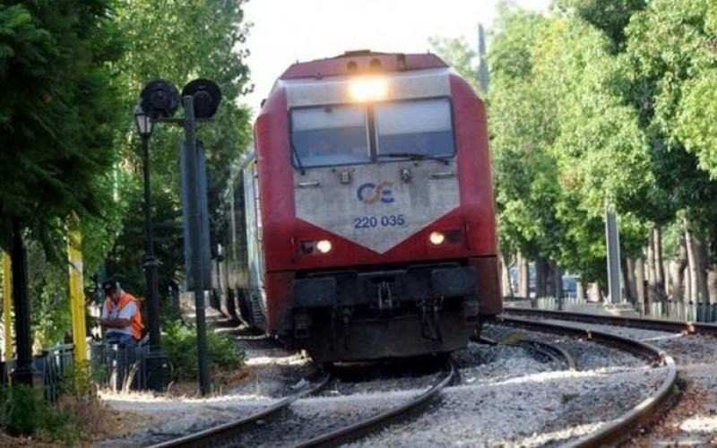 Λιβαδειά: «Φωνάζαμε βοήθεια. Δεν μας άκουγαν» λέει η γυναίκα που πιάστηκε στις πόρτες του τρένου