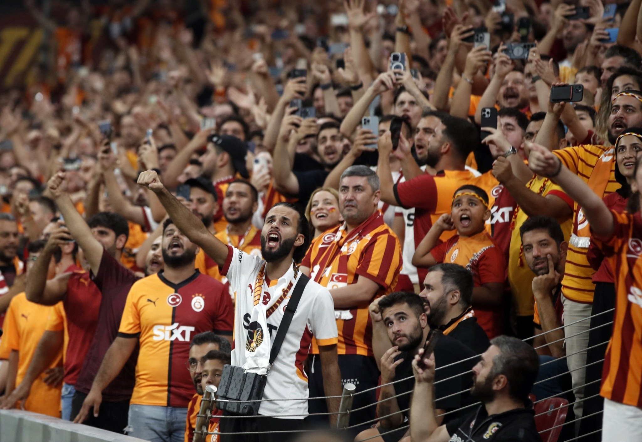 Θαρραλέος οπαδός της Φενέρμπαχτσε, πήγε με φανέλα της στο Γαλατασαράι - Γιανγκ Μπόις [vid]