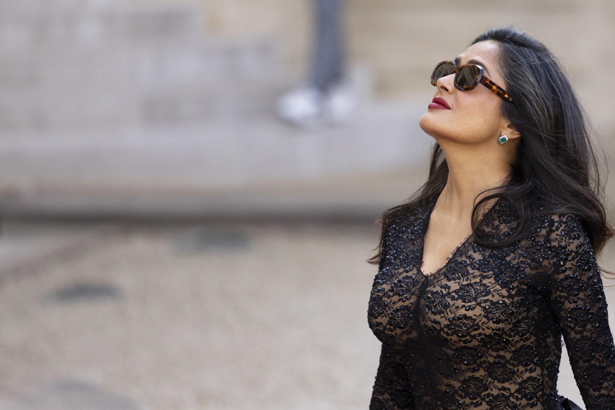 Σάλμα Χάγιεκ: Γιορτάζει τα 58α γενέθλιά της και ποζάρει με όλα τα μαγιό της πάνω σε σκάφος