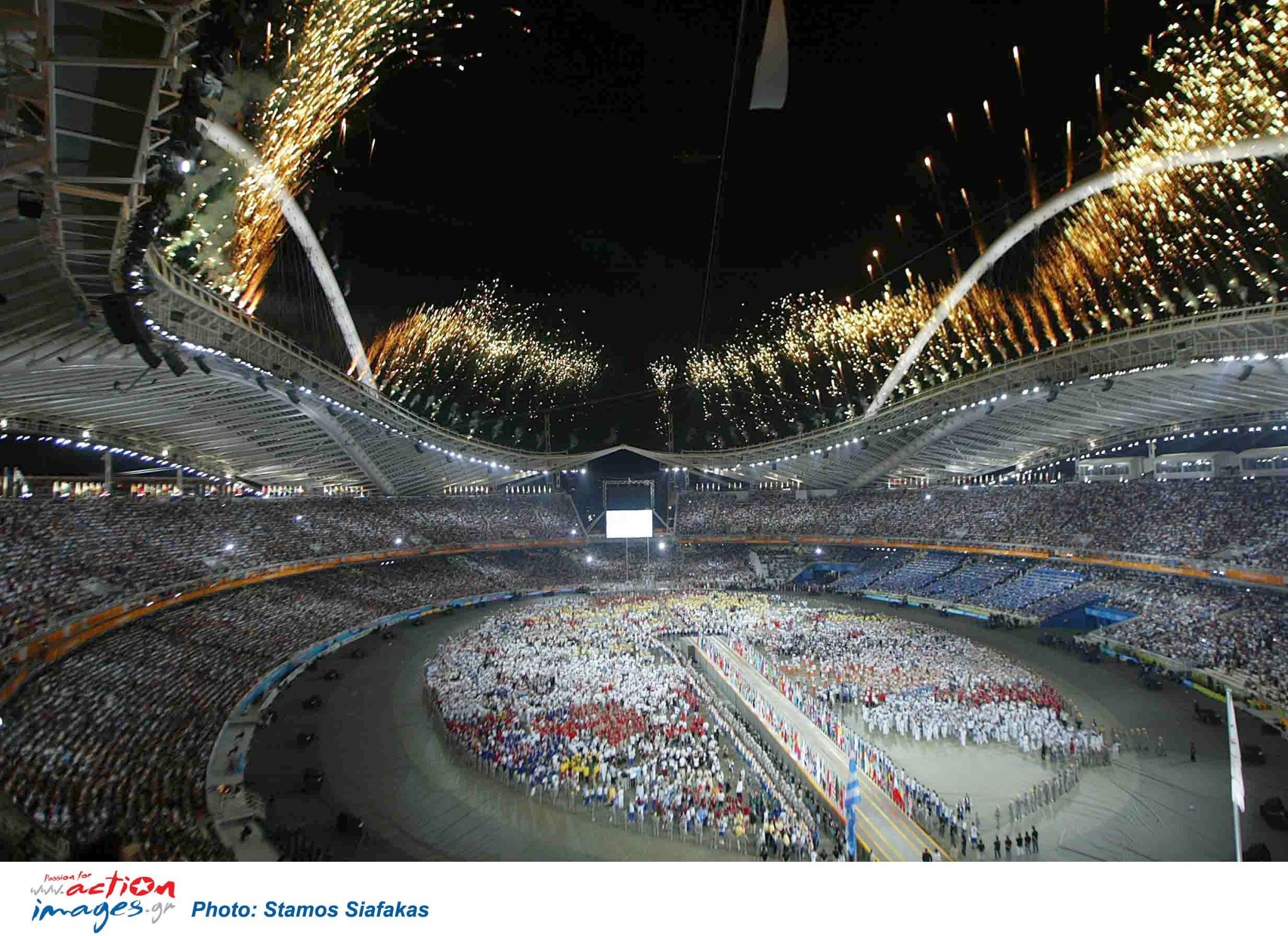 Η αξέχαστη Τελετή Λήξης των Ολυμπιακών Αγώνων του 2004: Τραγούδι, χοροί και βασιλική φινέτσα [vid]