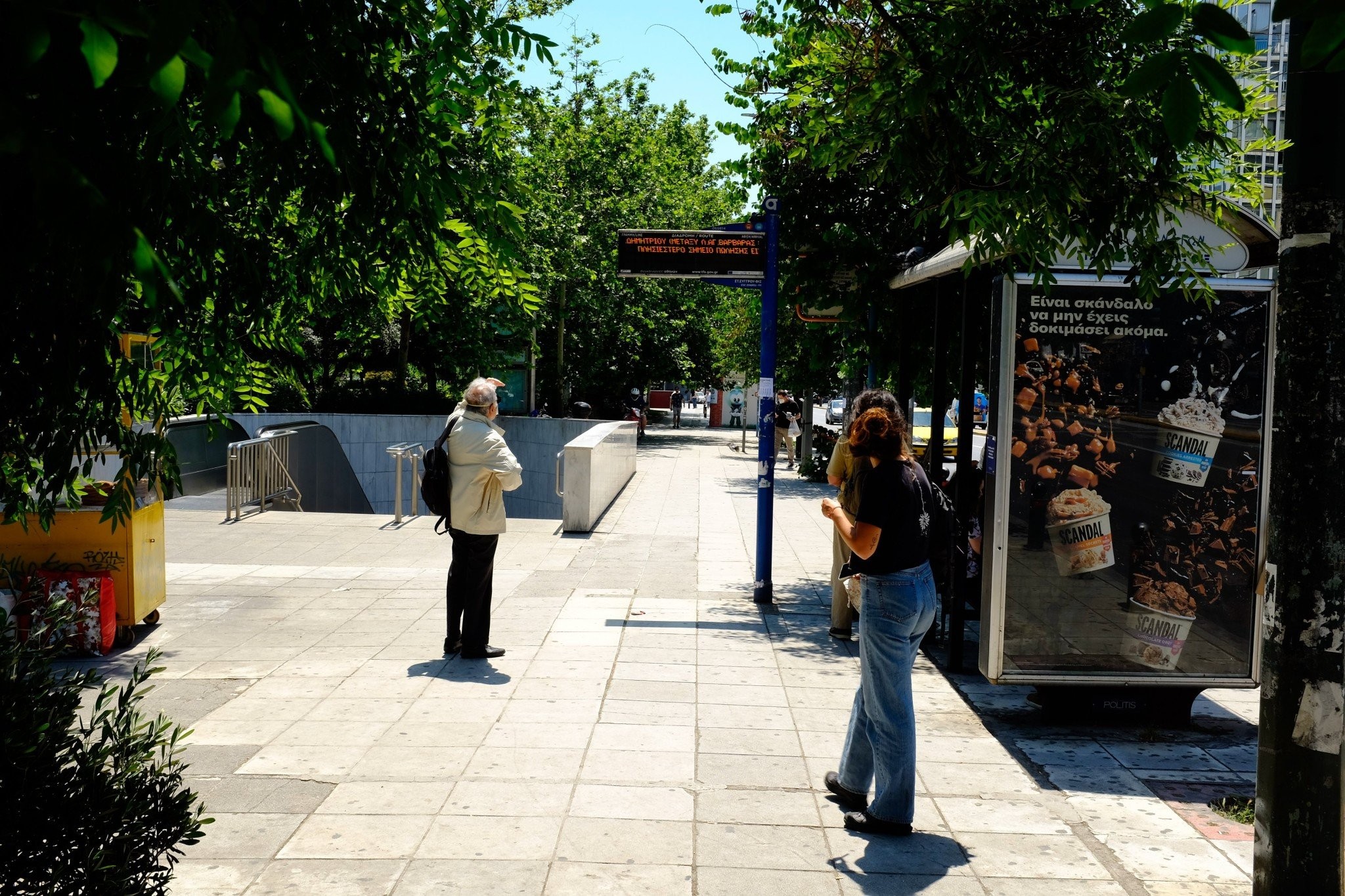 Τροχαίο στην Κηφισίας - Αυτοκίνητο «καρφώθηκε» σε στάση λεωφορείου