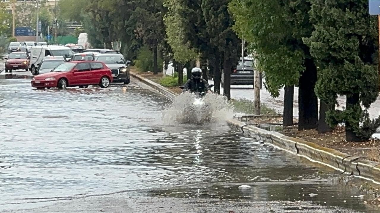 Άνοιξαν οι ουρανοί στην Αττική: Ποτάμια οι δρόμοι μετά το πέρασμα της κακοκαιρίας - Πότε υποχωρεί