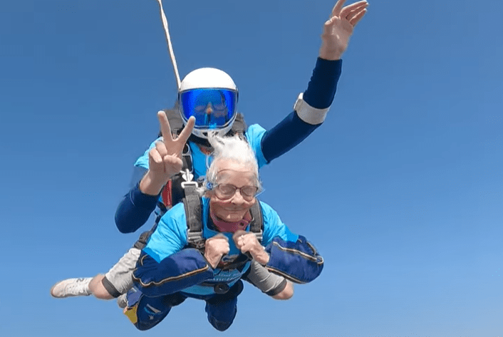 Ατρόμητη γιαγιά 102 ετών έκανε «βουτιά στο κενό» με αλεξίπτωτο για να γιορτάσει τα γενέθλιά της!