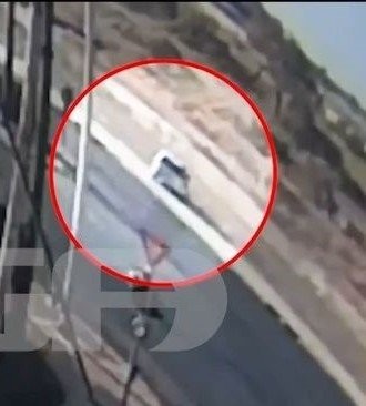 Βίντεο-σοκ από τροχαίο στην Παραλιακή: Πώς 27χρονη χάνει τον έλεγχο και «καρφώνεται» σε κολόνα