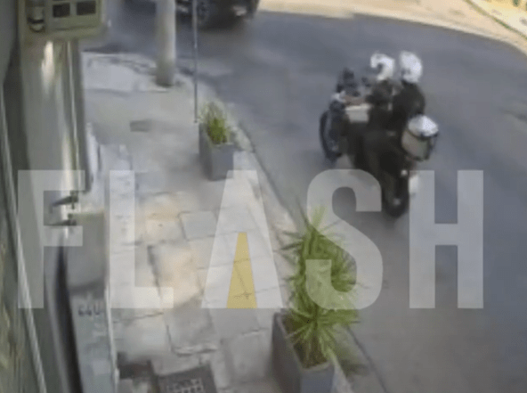 «Πέταξαν ένα τσαντάκι» - Η στιγμή που αστυνομικοί βρίσκουν την τσάντα με τις χειροβομβίδες