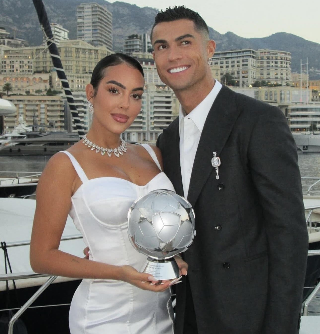 Η Χεορχίνα με τον Ρονάλντο και το βραβείο του κορυφαίου σκόρερ όλων των εποχών στο Champions League