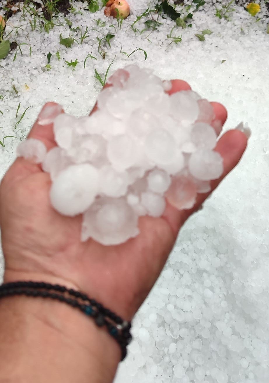 Σφοδρή κακοκαιρία στην Κοζάνη: Έριξε χαλάζι σε μέγεθος καρυδιού που έσκισε τις τέντες