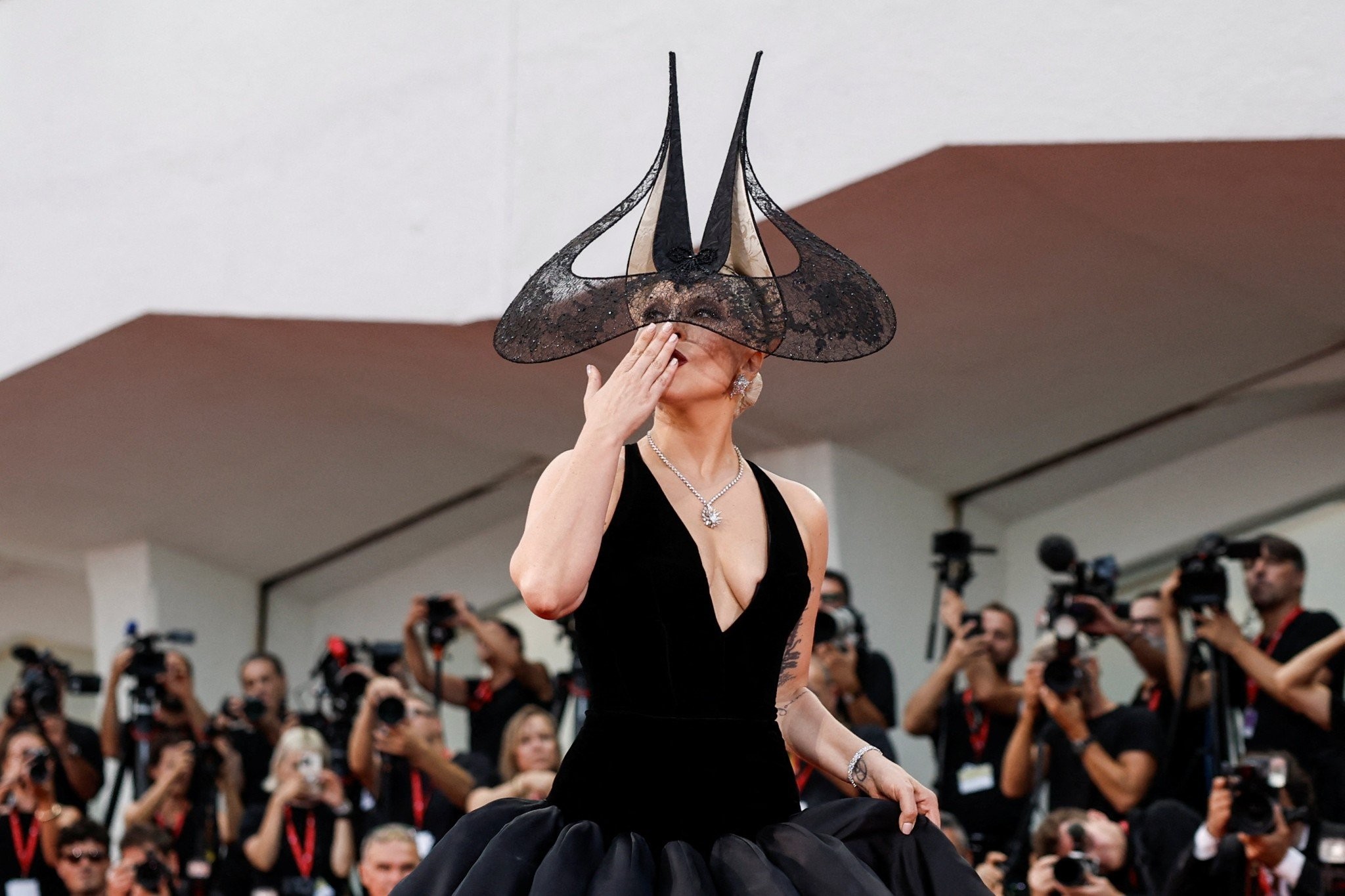Lady Gaga: Γυρίσματα στο Λούβρο για την «Harley Quinn» - Αγωνία για το άλμπουμ που ετοιμάζει