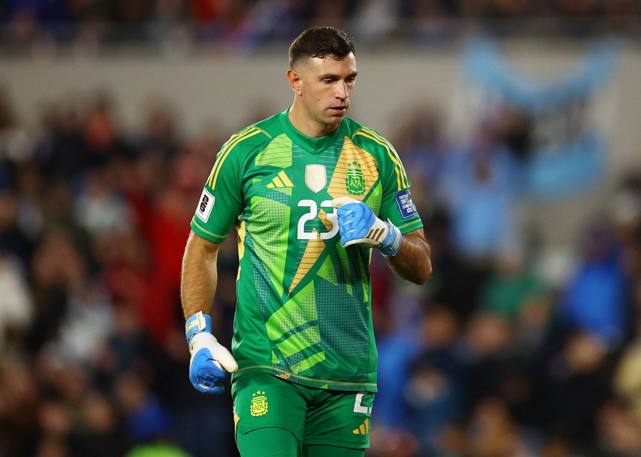 Κλασικός Εμιλιάνο Μαρτίνες: Χαστούκισε την κάμερα που ήταν μπροστά του από τα νεύρα [vids]